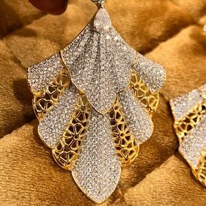 Swarovski Crystals!😍 Elegant Gold and Silver Women's Earrings (New)